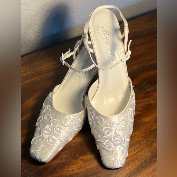 Women’s Embroidery and Beaded Heels - Picture 3 of 10